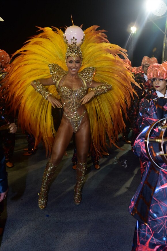 Carnaval: Sabrina Sato usa fantasia dourada em desfile da Gaviões da Fiel, nesta sexta-feira, 5 de fevereiro de 2016