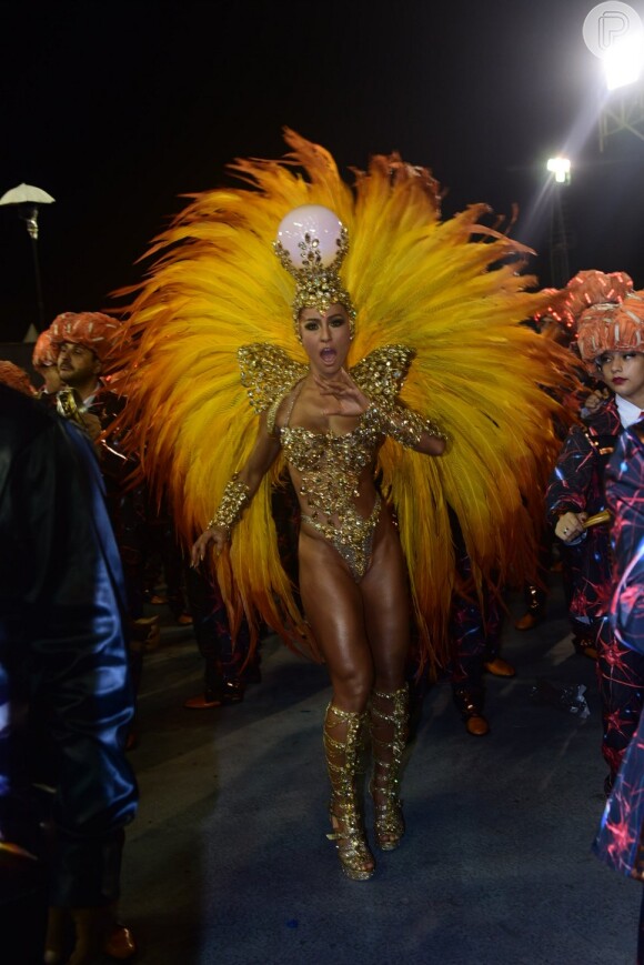 Carnaval: Sabrina Sato usa fantasia dourada em desfile da Gaviões da Fiel, nesta sexta-feira, 5 de fevereiro de 2016