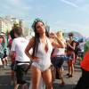 Letícia Lima apostou em um body decotado para curtir o Bloco da Favorita