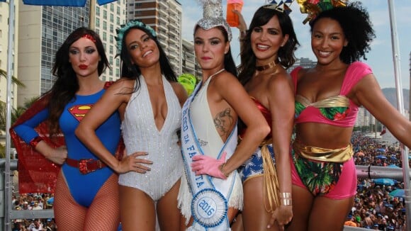 Isis Valverde desfila como musa do bloco de Carnaval de Carol Sampaio. Fotos!