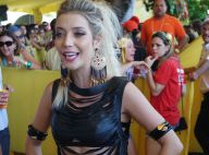 Luiza Possi usa look recortado para assistir o desfile do Galo da Madrugada