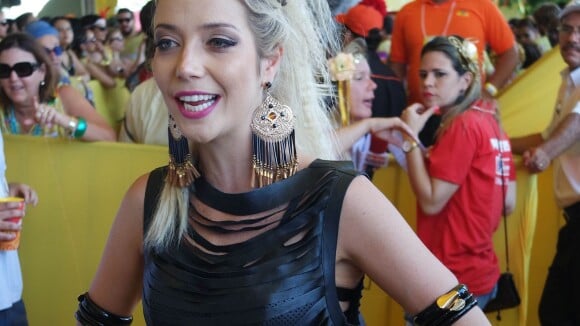 Luiza Possi usa look recortado para assistir o desfile do Galo da Madrugada