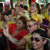 Gaby Amarantos posou para selfies com fãs antes do desfile do Galo da Madrugada