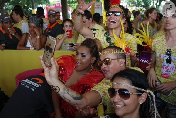 Gaby Amarantos posou para selfies com fãs antes do desfile do Galo da Madrugada