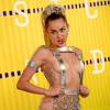 Miley Cyrus em look ousado no VMA de 2015