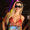 Mirella Santos esteve na 7ª feijoda do Chacrinha na Vitrinni Lounge, no Rio de Janeiro, e transformou sua camisa num modelito sexy e cheio de estilo: a modelo investiu num decote e usou correntes douradas como alças