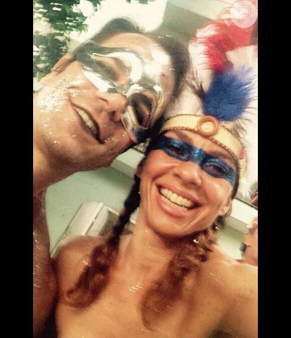 Carla Marins também virou índia para curtir o carnaval