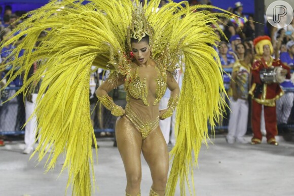 Bianca Leão exibiu o corpão em sua estreia como rainha de bateria no Carnaval do Rio. Ela representou a 'Chama da Vitória' no desfile da União da Ilha