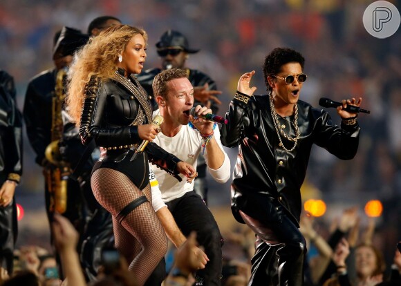 Beyoncé ao lado de Chris Martin, vocalista do Coldplay, e de Bruno Mars