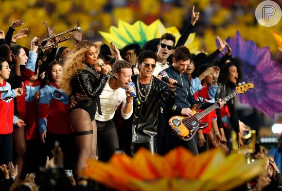 Beyoncé encerrou o show do intervalo do Super Bowl ao lado de Chris Martin e Bruno Mars