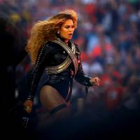 Beyoncé usa figurino inspirado em Michael Jackson na final do Super Bowl