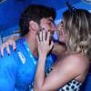 Deborah Secco fez carinho no marido em camarote no Rio, neste domingo 7 de fevereiro de 2016
