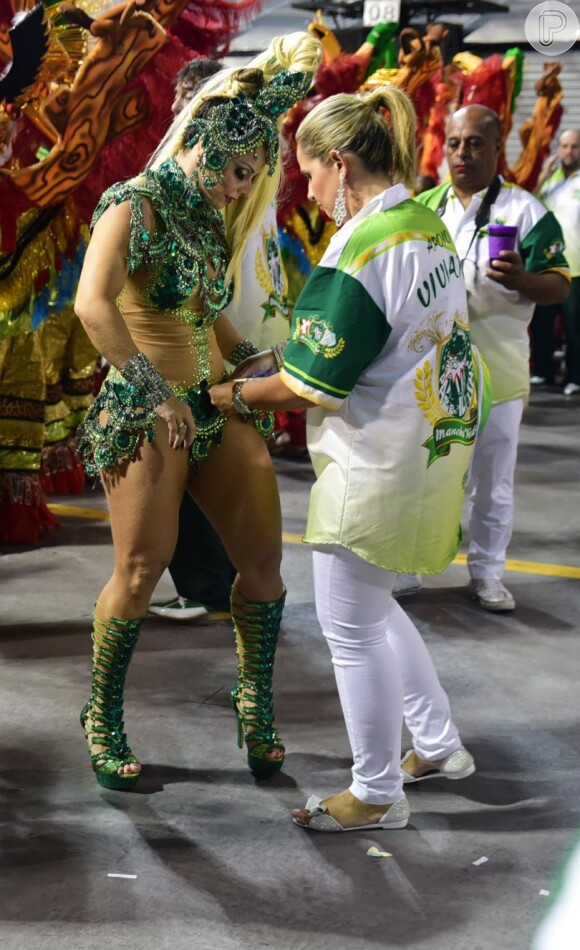 Viviane Araújo enfrenta problema com a fantasia durante desfile da Mancha Verde, nesta madrufada, 8 de fevereiro de 2016