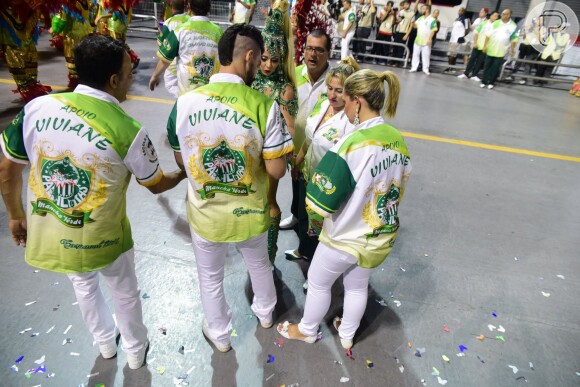 Viviane Araújo enfrenta problema com a fantasia durante desfile da Mancha Verde, nesta madrugada, 8 de fevereiro de 2016