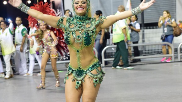Sufoco! Viviane Araújo conserta fantasia durante desfile da Mancha Verde