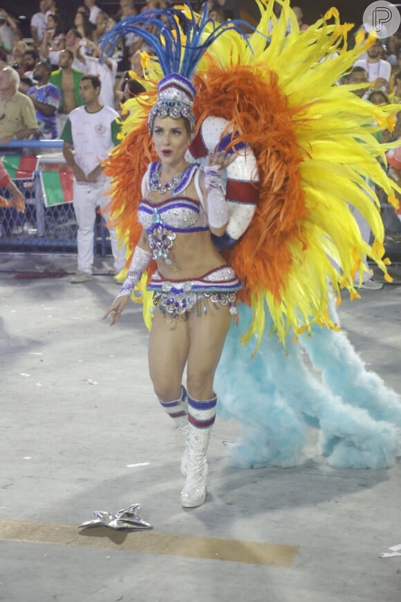 Monique Alfradique desfilou como da Grande Rio, nesta madrugada, 8 de fevereiro de 2015