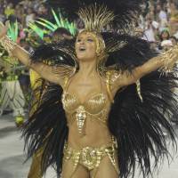 Claudia Leitte usa fantasia de R$ 100 mil banhada a ouro em desfile da Mocidade