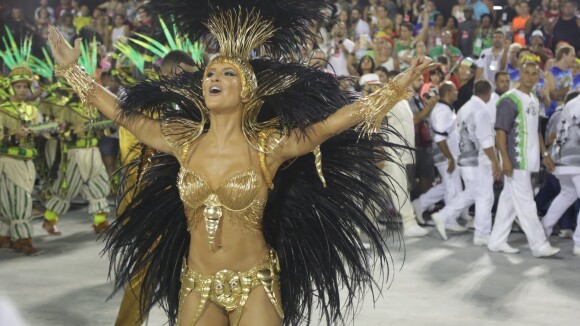 Claudia Leitte usa fantasia de R$ 100 mil banhada a ouro em desfile da Mocidade
