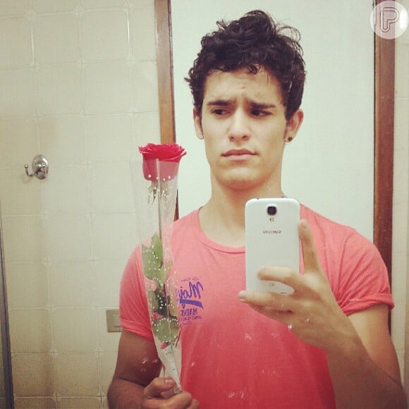 Julio Oliveira exibe em seu Instagram o celular que conseguiu recuperar após um assalto em São Paulo