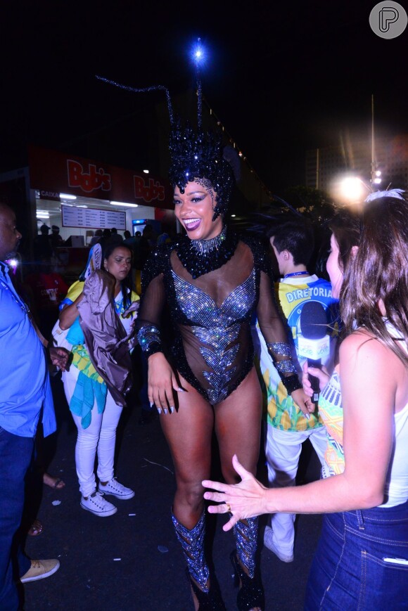 Juliana Alves usou que representava uma vespa rainha no desfile da Unidos da Tijuca