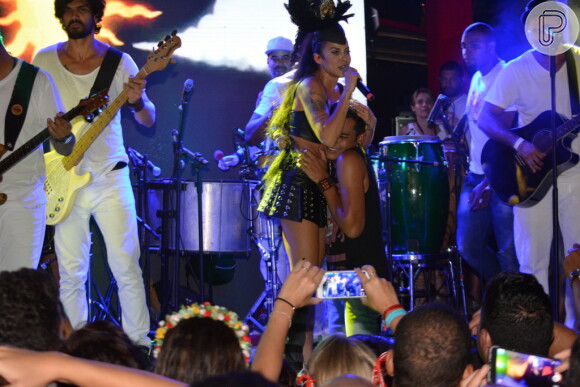 Alinne Rosa ganhou declaração de fã durante show em Salvador