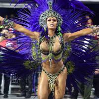 Rainhas de bateria desfilam figurinos luxuosos no Carnaval 2016. Veja fotos!