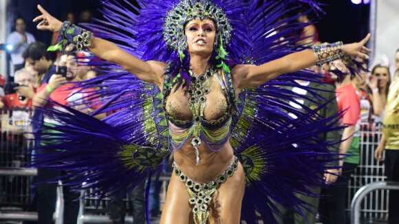 Rainhas de bateria desfilam figurinos luxuosos no Carnaval 2016. Veja fotos!