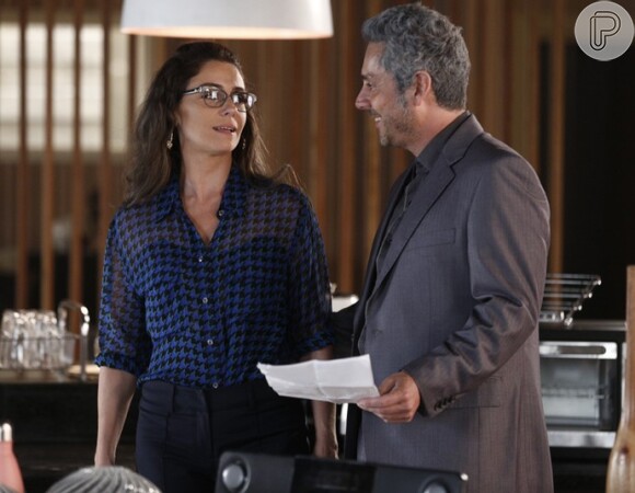 Atena (Giovanna Antonelli) entrega os novos documentos falsos a Romero (Alexandre Nero), que passa a se chamar Francisco, na novela 'A Regra do Jogo'