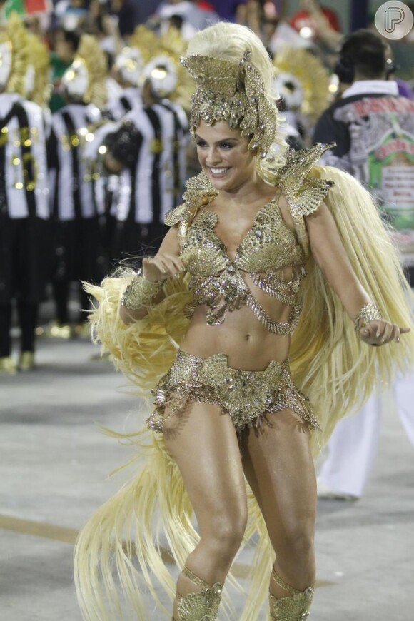 Paloma Bernardi fez sua estreia como rainha de bateria da Grande Rio e mostrou samba no pé