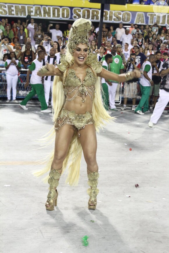 Paloma Bernardi, rainha de bateria da Grande Rio, se emociona durante o desfile