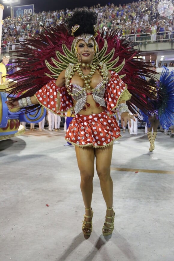 Dani Sperle durante o desfile da União da Ilha, no domingo, 7 de fevereiro de 2016