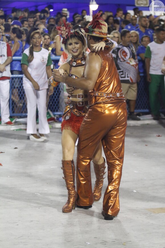 Carnaval 2016: Julianne Trevisol dança gafieira durante desfile da Grande Rio