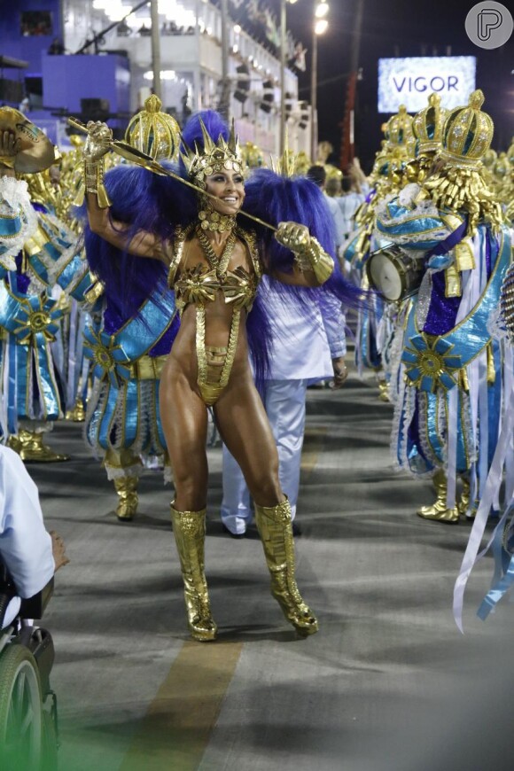 Sabrina Sato apostou numa fantasia leve, toda metalizada, e bem ousada para desfilar como rainha de bateria da Unidos de Vila Isabel nesta segunda-feira, 08 de fevereiro de 2016