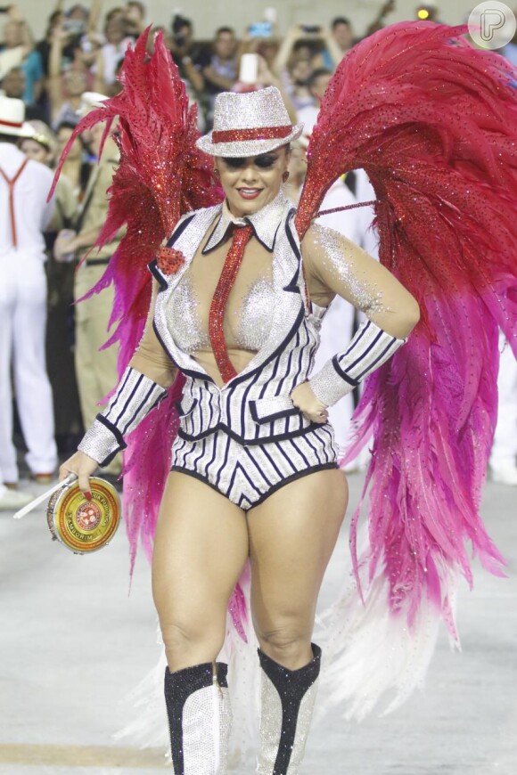 Viviane Araújo contagia o público da Marquês de Sapucaí à frente da bateria da Acadêmicos do Salgueiro