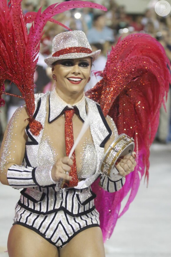 Como de costume, Viviane Araújo deu um show tocando tamborim durante o desfile do Salgueiro