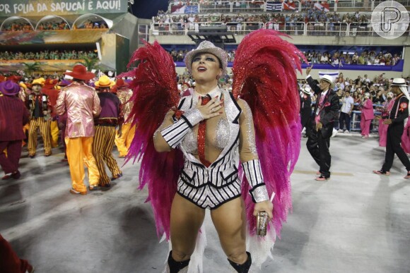 Viviane Araújo contagia o público da Marquês de Sapucaí à frente da bateria da Acadêmicos do Salgueiro