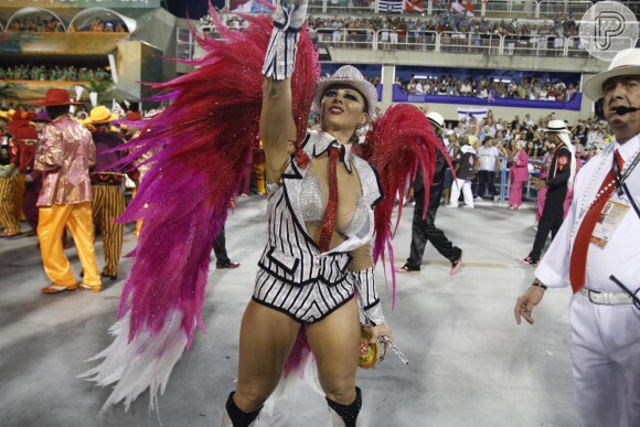 Viviane Araújo contagia o público da Marquês de Sapucaí à frente da bateria da Acadêmicos do Salgueiro