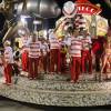 Aline Riscado aposta em fantasia vermelha e decotada em desfile do Salgueiro, nesta segunda-feira, 8 de fevereiro de 2016