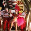 Aline Riscado aposta em fantasia vermelha e decotada em desfile do Salgueiro, nesta segunda-feira, 8 de fevereiro de 2016