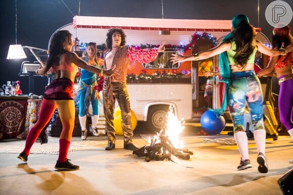 Na paródia de 'Sandra Rosa Madalena', Marcelo Adnet vai aparecer dançando rodeado por bailarinos