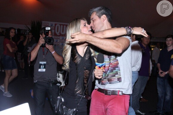 Flávia Alessandra ganha beijo de Otaviano Costa. Ele estava no Rock in Rio fazendo entrevistas para o programa 'Vídeo Show'