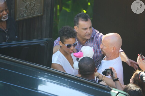 Na porta do hotel, Alicia Keys recebe ursinho de pelúcia de fã