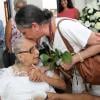 Maria Bethânia dá um beijo na mãe, Dona Canô, em seu aniversário de 105 anos