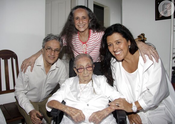 A matriarca da família Veloso fez aniversário em setembro deste ano, e comemorou com os filhos Caetano Veloso e Maria Bethânia e Regina Casé