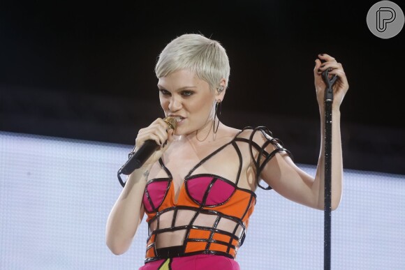 A cantora britânica levantou comentários dos fãs nas redes sociais ao exibir um cabelo curtinho e platinado semelhante ao da cantora Pink. Jessie raspou o cabelo há seis meses para participar de uma ação beneficente