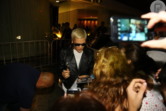 Ao chegar no Rio de Janeiro, na noite de sexta-feira (13), Jessie ainda deu autógrafos para os fãs que a aguardavam na porta do hotel Fasano, na Zona Sul da cidade