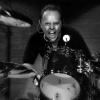 Lars Ulrich, o baterista, também faz parte da formação original do grupo. Os dois são os únicos remanescentes do início da banda