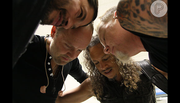 Tradicionalmente, os integrantes do Metallica se reúnem no camarim e faz uma prece antes de subir ao palco