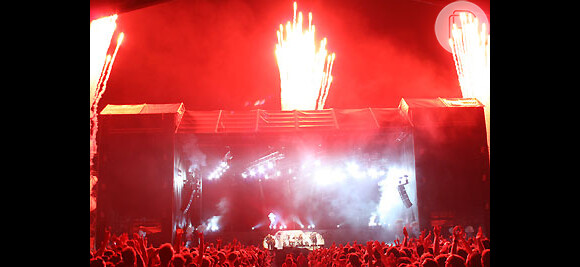O Metallica também usa e abusa dos fogos de artifício em seus shows, saindo de dentro e de fora do palco