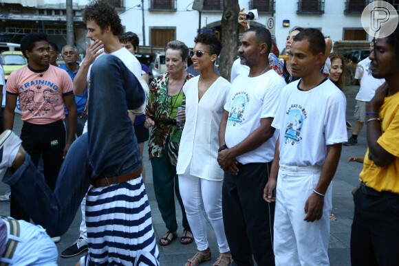 Alicia Keys assistiu a uma apresentação de capoeira no Centro do Rio e ficou encantada